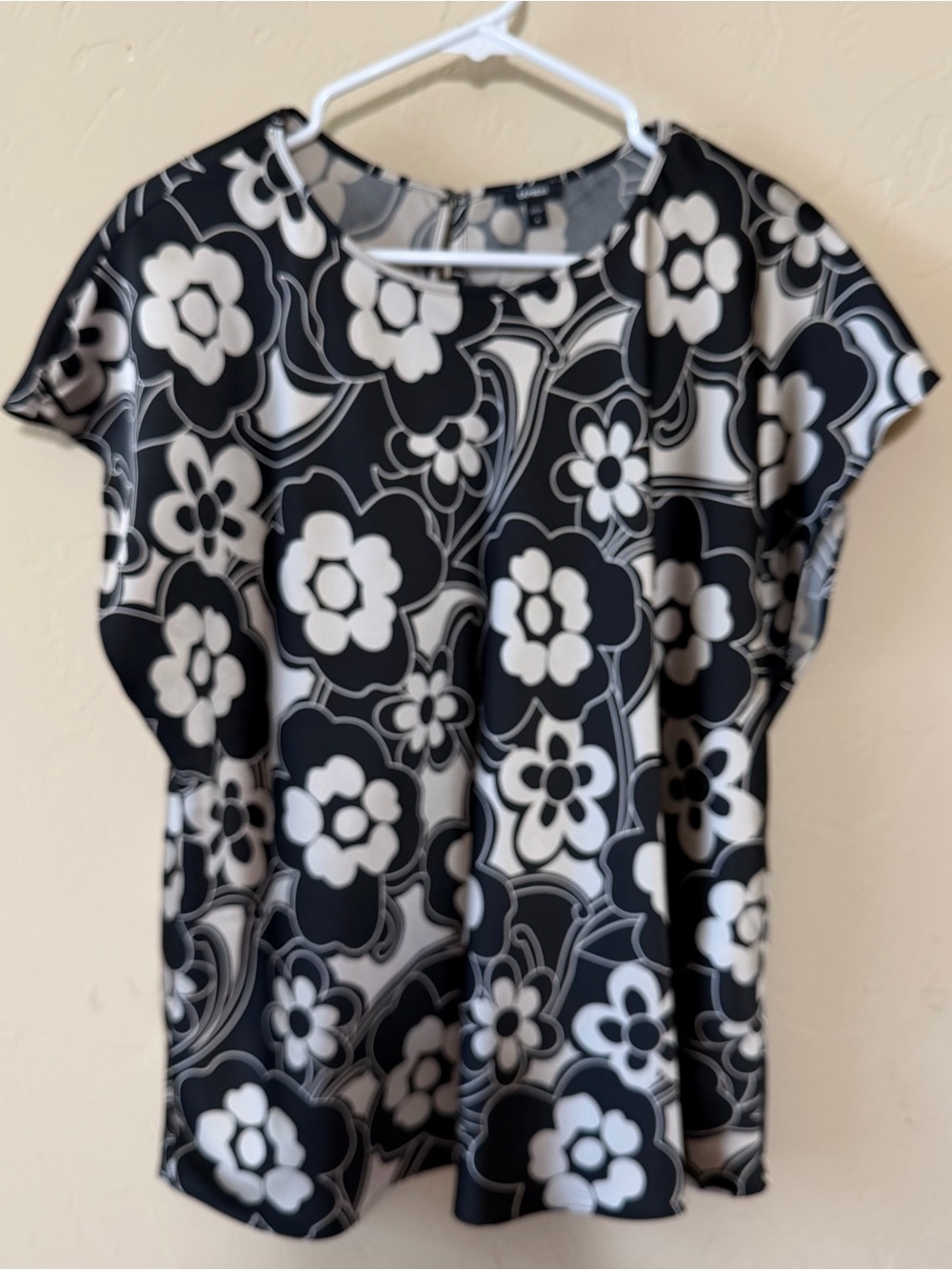 Express Women's Black & White Floral Blouse -  Short Sleeve Top